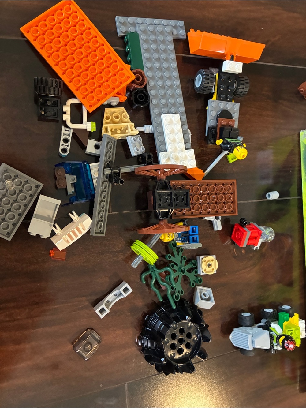 Assorted miscellaneous Lego pieces from various sets - Picture 10 of 10